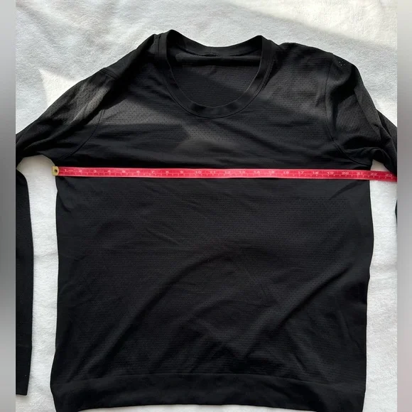 Lululemon Breeze long sleeve Lululemon across chest black 
No Size Tag - Picture 4 of 7